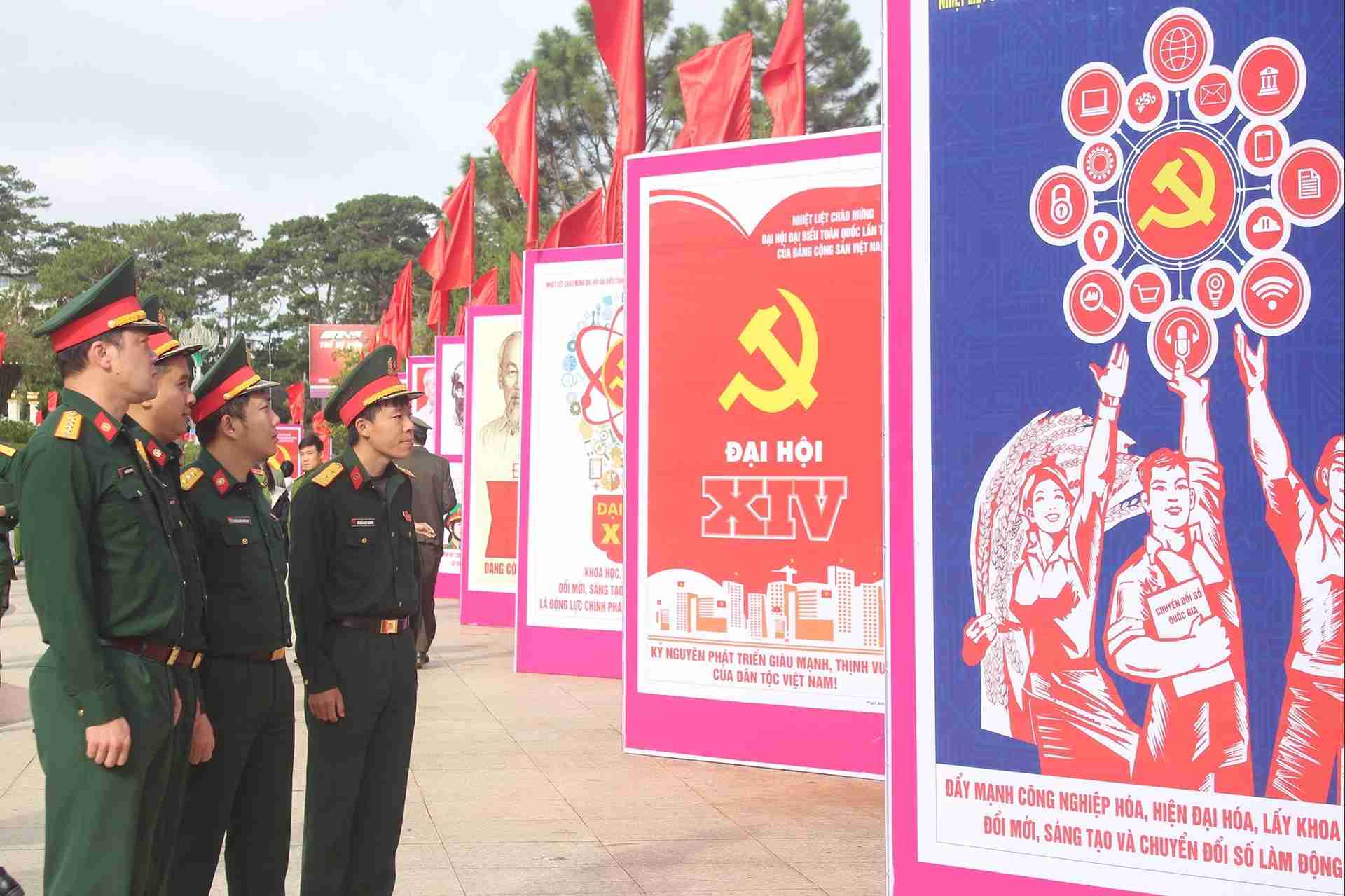 Da Lat ruc ro co hoa, pa-no, khau hieu chao mung Dai hoi dai bieu toan quoc lan thu XIV cua Dang. Anh: Phuc Khanh 