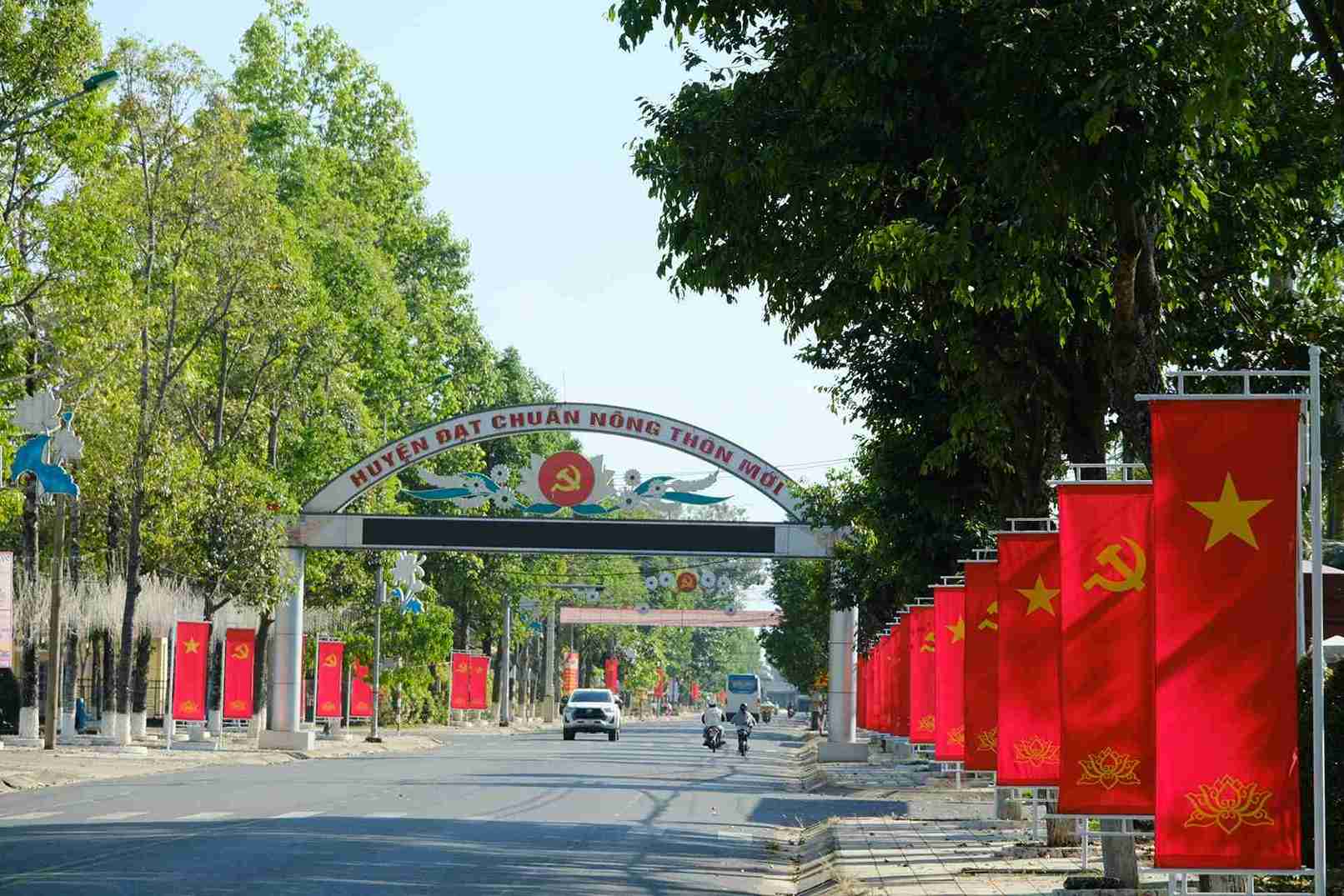 Trung tam xa Da Teh ruc ro co hoa chao mung Dai hoi dai bieu toan quoc lan thu XIV cua Dang. Anh: Phuc Khanh 