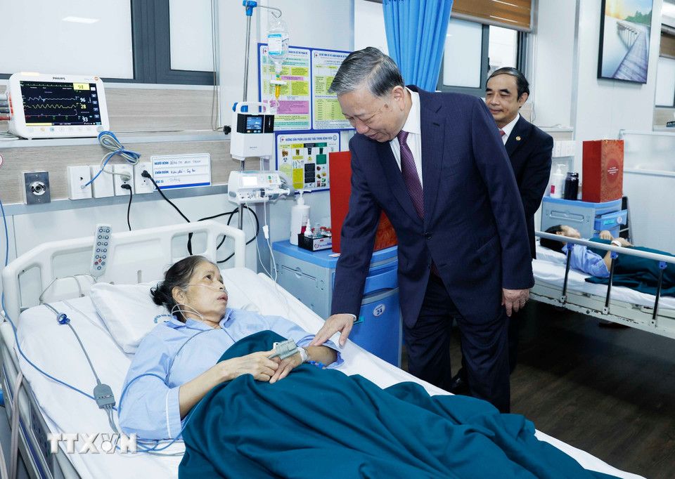 Tong Bi thu To Lam tham hoi va tang qua cho cac benh nhan dang dieu tri tai Dai hoc Y Ha Noi. Anh: Thong Nhat/TTXVN 