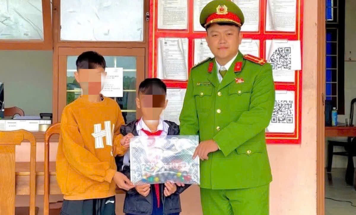 Cong an xa Con Tien tiep nhan phao no do hoc sinh giao nop. Anh: Cong an xa Con Tien