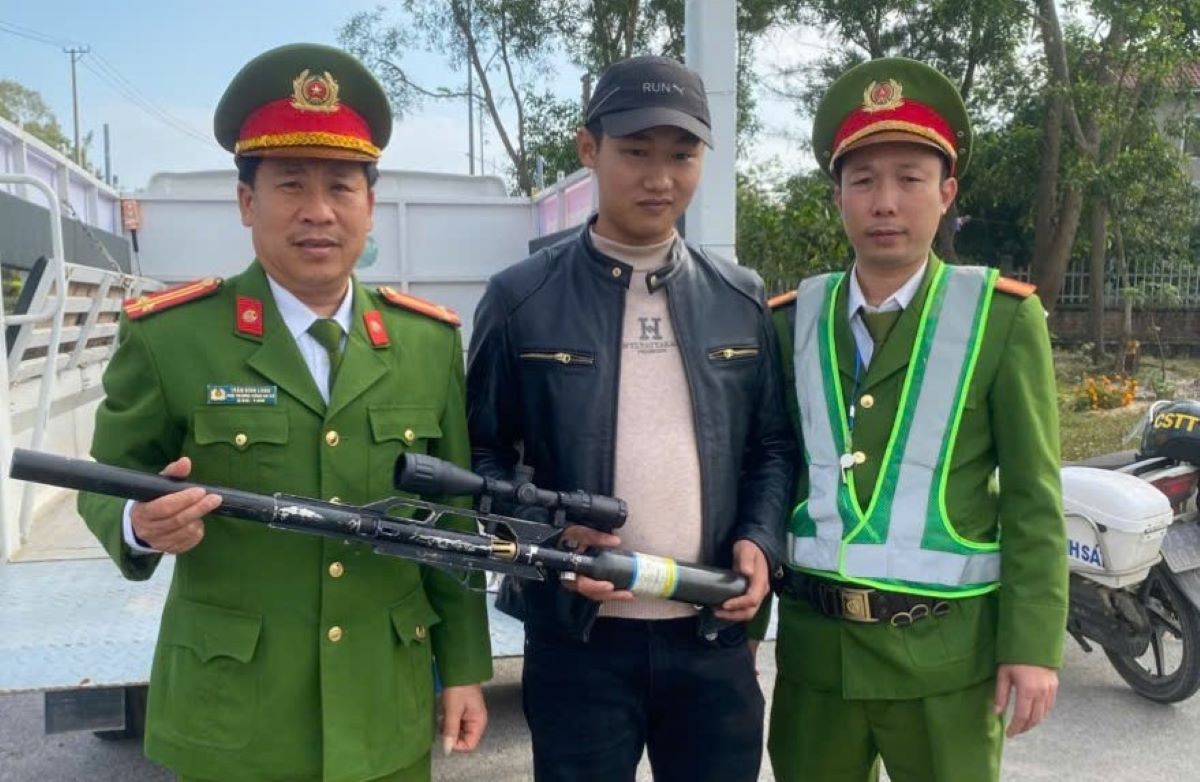People proactively hand over homemade guns. Photo: Quang Trach Commune Police
