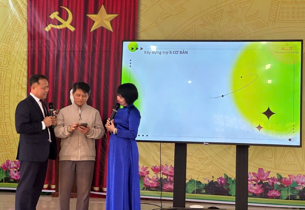 Tap huan su dung cac cong cu AI cho can bo xa. Anh: Duy Tuan 