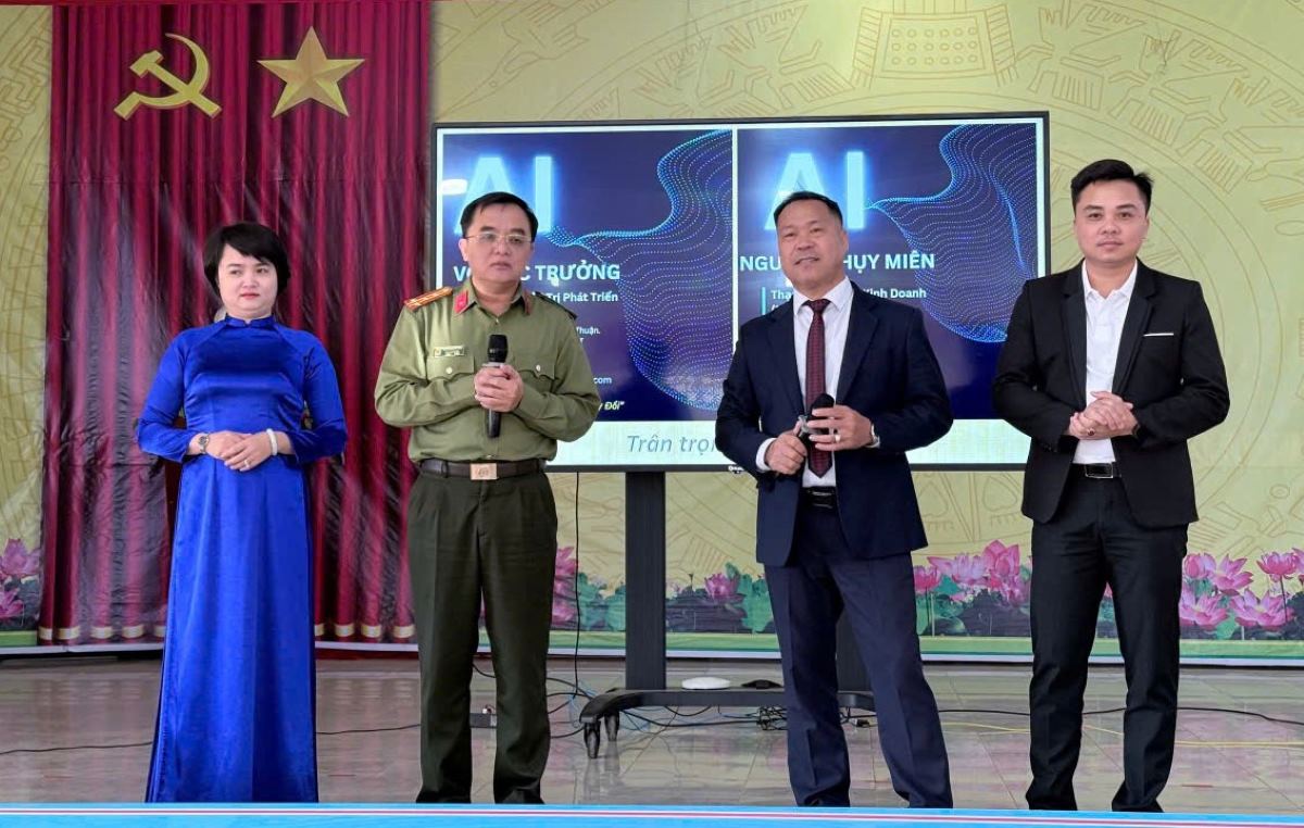 Dai ta, Tien si Huynh Ngoc Liem - Pho Giam doc Cong an tinh Lam Dong va cac bao cao vien chia se ve AI tai buoi tap huan. Anh: Duy Tuan 