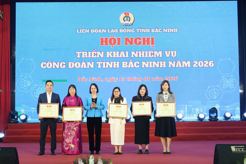 Bac Ninh Provincial Labor Federation awards Certificates of Merit to representatives of businesses participating in the welfare program for union members and workers in 2025. Photo: Bac Ninh Provincial Labor Federation
