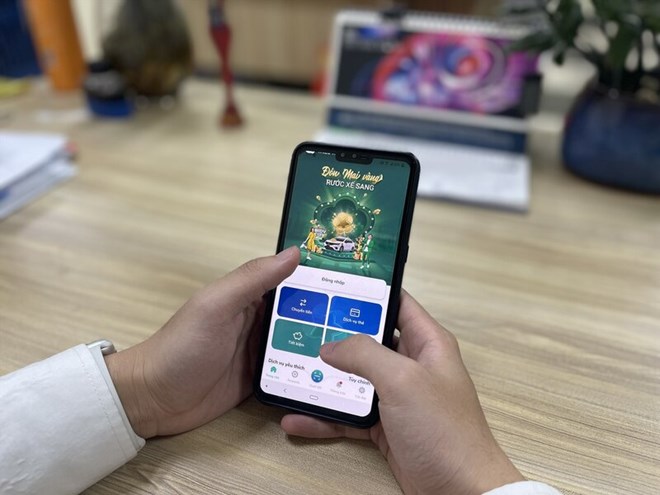 Tax authorities provide guidance to people on regulations on tax calculation when transferring money. Photo: Duc Manh