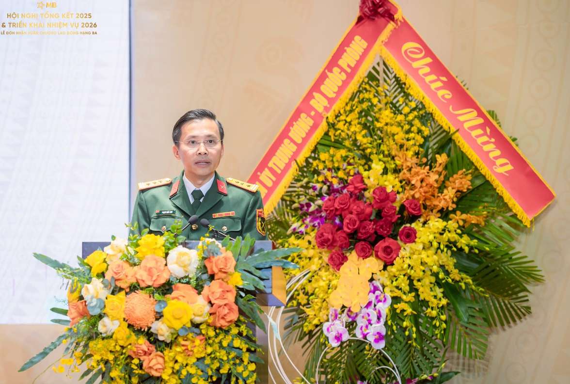 Dai ta Pham Nhu Anh - Pho Bi thu Dang uy, Tong giam doc MB phat bieu dap tu. Anh: MB