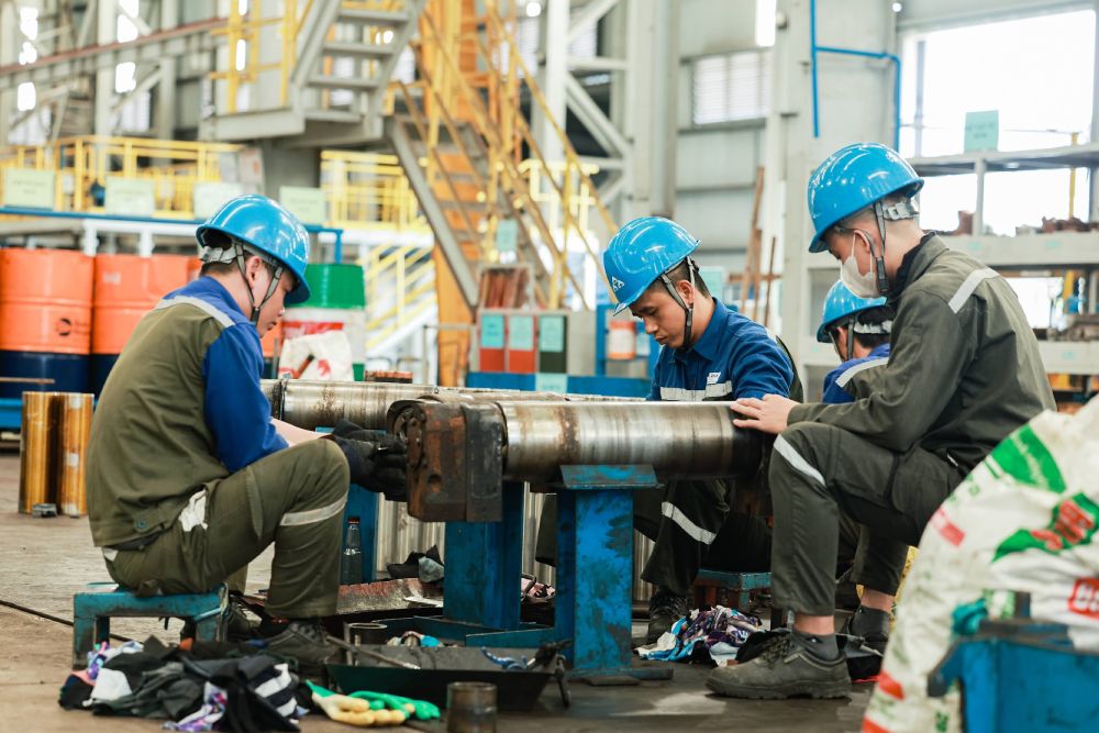 Theo Chi thi 58, Cong tac tuyen truyen, giao duc phap luat gan voi nhiem vu bao ve quyen loi cua cong nhan nhu: Tien luong, thoi gio lam viec, bao hiem xa hoi...