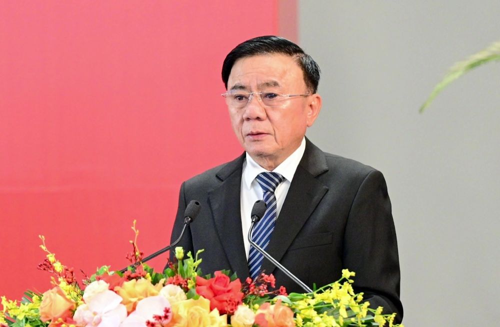 Politburo member, Standing Secretary of the Secretariat Tran Cam Tu signed and issued Directive No. 58-CT/TW of the Secretariat on strengthening the Party's leadership over propaganda and political, ideological and legal education for workers in the new situation. Photo: Dinh Huy