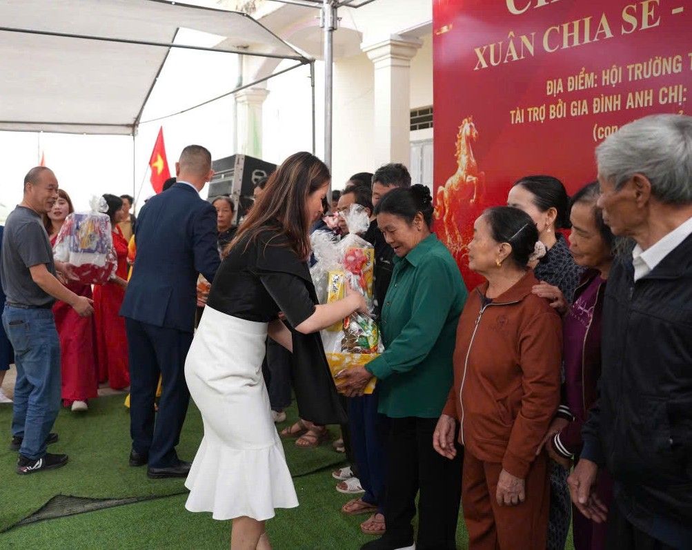 Ong Hsieh Mao Shan - Chu tich HDQT Cong ty TNHH Ky nghe Cua Y A Chau cung CDCS cong ty trao qua cho nguoi dan. Anh: CDCS cung cap