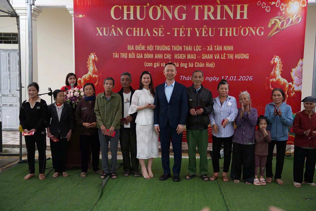 Chuong trinh trao hang chuc phan qua ho tro nguoi dan kho khan dip Tet. Anh: CDCS cung cap