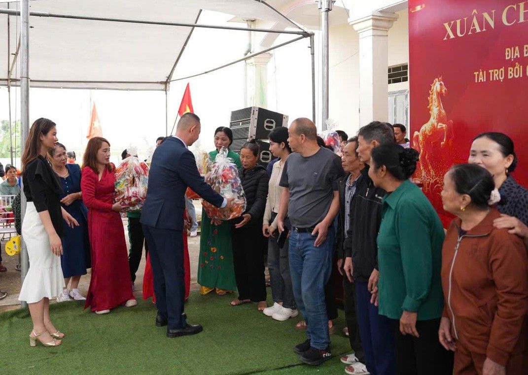 Mr. Hsieh Mao Shan - Chairman of the Board of Directors of Asia Door Technology Co., Ltd. presents Tet gifts to people in Tan Ninh commune, Thanh Hoa province. Photo: Provided by Trade Union