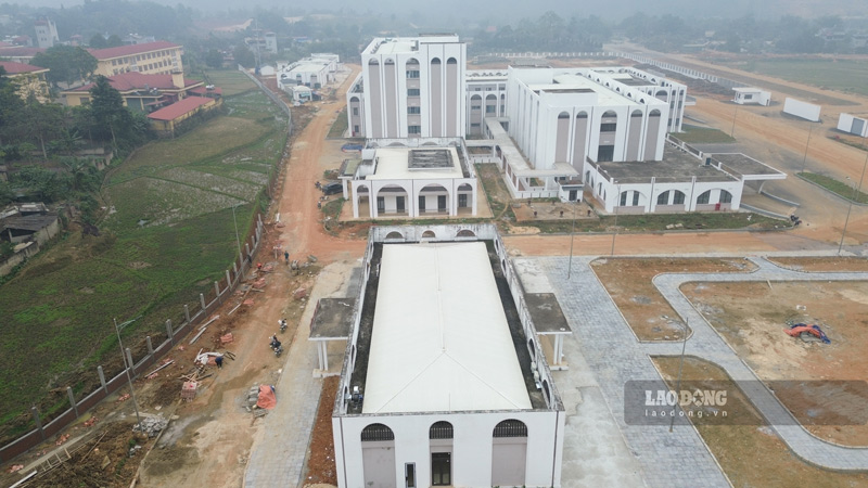 El Hospital General Regional de Van Ban se completo alrededor del 99%. Foto: Dinh Dai