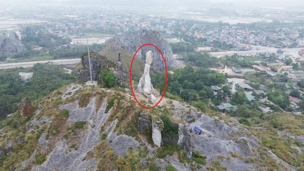 Di tich Hon Vong Phu (dau khoanh do) tren nui Nhoi, sau khi duoc dau tu 17 ti dong gia co. Anh: Quach Du