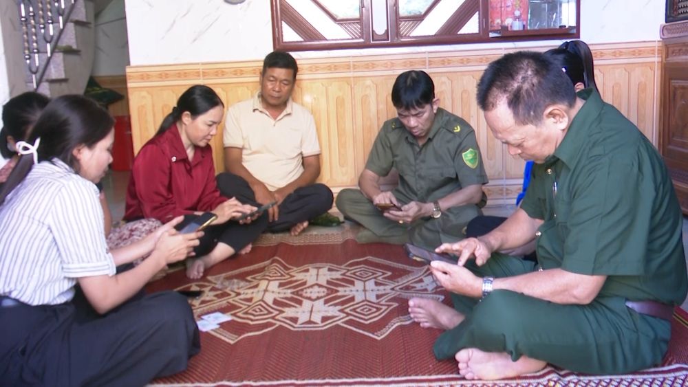 Community digital transformation teams "go every alley, tap every house" to guide people to use public utilities and services through smart devices. Photo: Thanh Trung