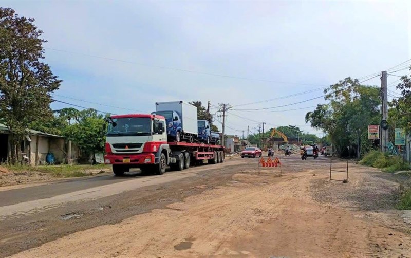 Due to site clearance issues, the project to upgrade National Highway 14E (section passing through Da Nang City) is being implemented slowly. Photo: Tran Thi