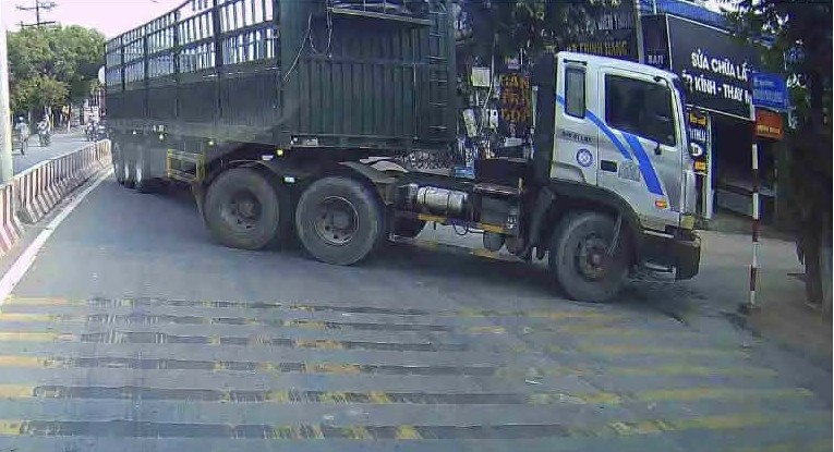 Driver driving a truck going against traffic on DT 743 road. Photo cut from a clip provided by a reader