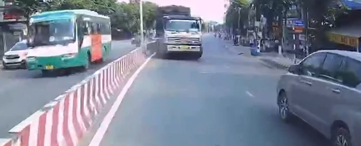 Tai xe xe tai di nguoc chieu truoc su ngo ngang cua nhieu phuong tien khac. Anh cat tu clip ban doc cung cap