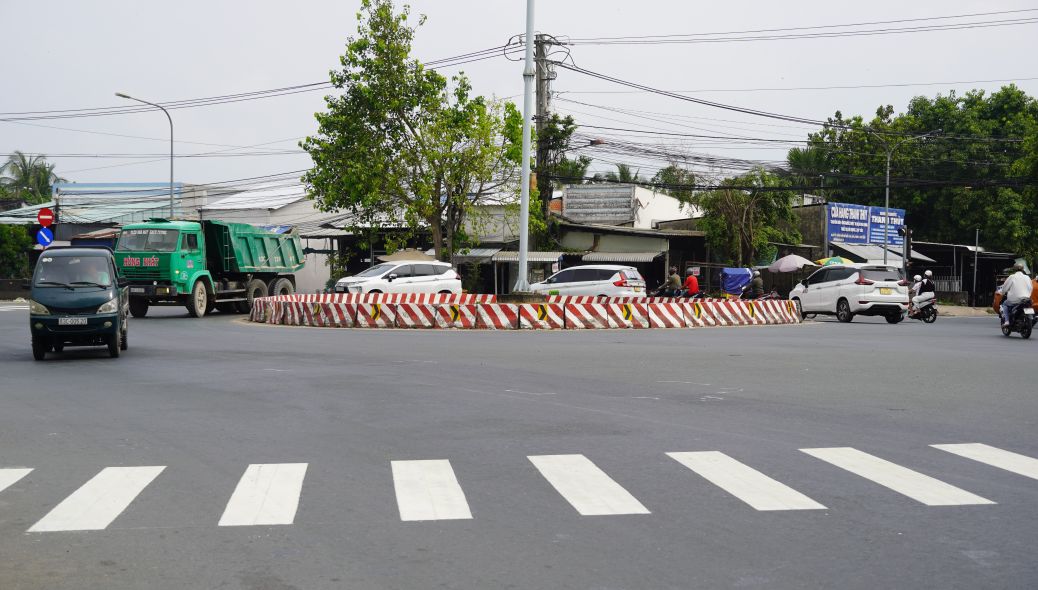 Vong xoay Quoc lo 60, noi 2 nguoi tu vong trong vu tai nan ngay 5.1. Anh: Phuong Anh