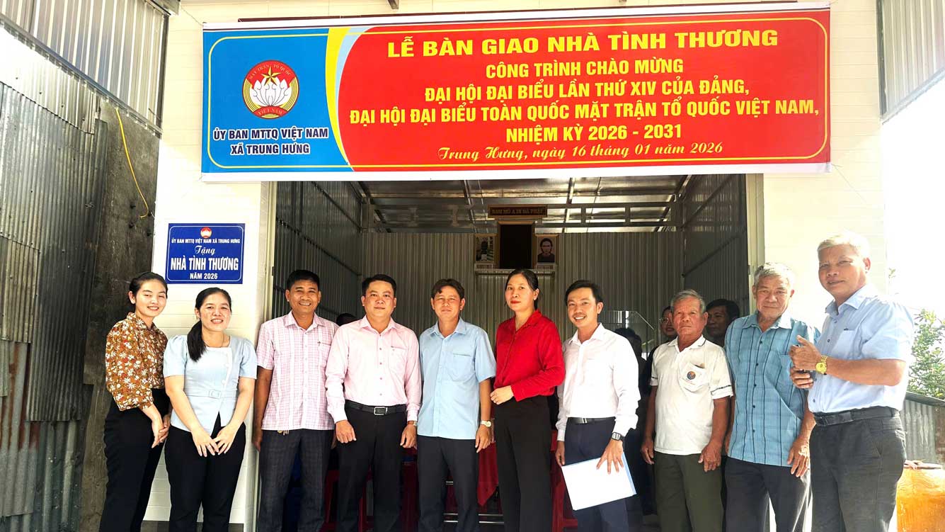 Handover ceremony of charity house to Mr. Nguyen Van Duoc (Thanh Phu 2 hamlet, Trung Hung commune). Photo: Vietnam Fatherland Front Committee of Trung Hung commune