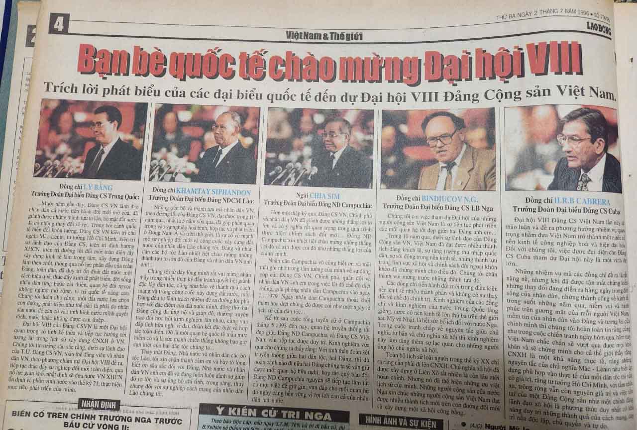 Bao Lao Dong dua y kien cua dai bieu quoc te den du Dai hoi VIII Dang Cong san Viet Nam. Anh: Anh Huy.