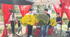 TikToker and KOL were invited by the Department of Industry and Trade to come to the garden to livestream selling early blooming chrysanthemums and sticky rice, supporting farmers in consuming Tet flowers. Photo: Hoang Loc
