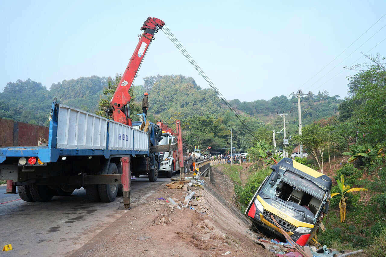 Hien truong vu tai nan giao thong tren Quoc lo 6. Anh: Minh Nguyen 