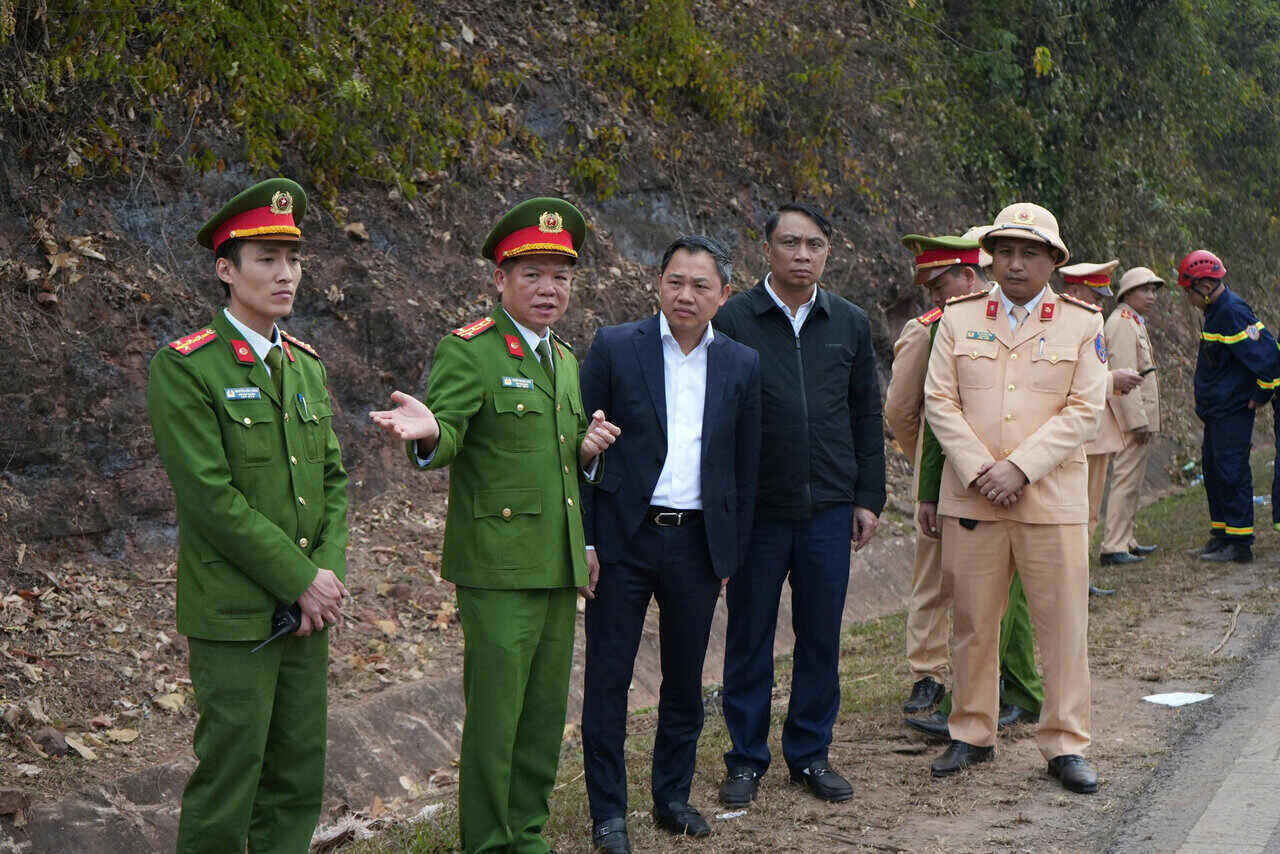 Ong Nguyen Dinh Viet, Chu tich UBND tinh, Truong Ban ATGT tinh Son La truc tiep chi dao cong tac cuu ho, cuu nan tai hien truong. Anh: Anh Hao 