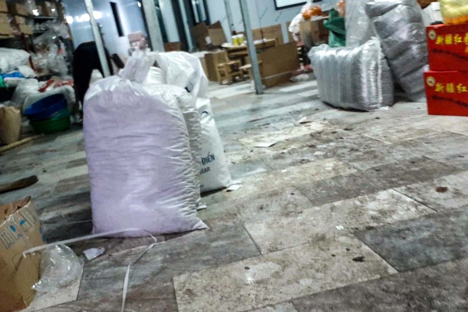 Nền đất cáu bẩn tại kho mứt Tết. Ảnh: NHÓM PV