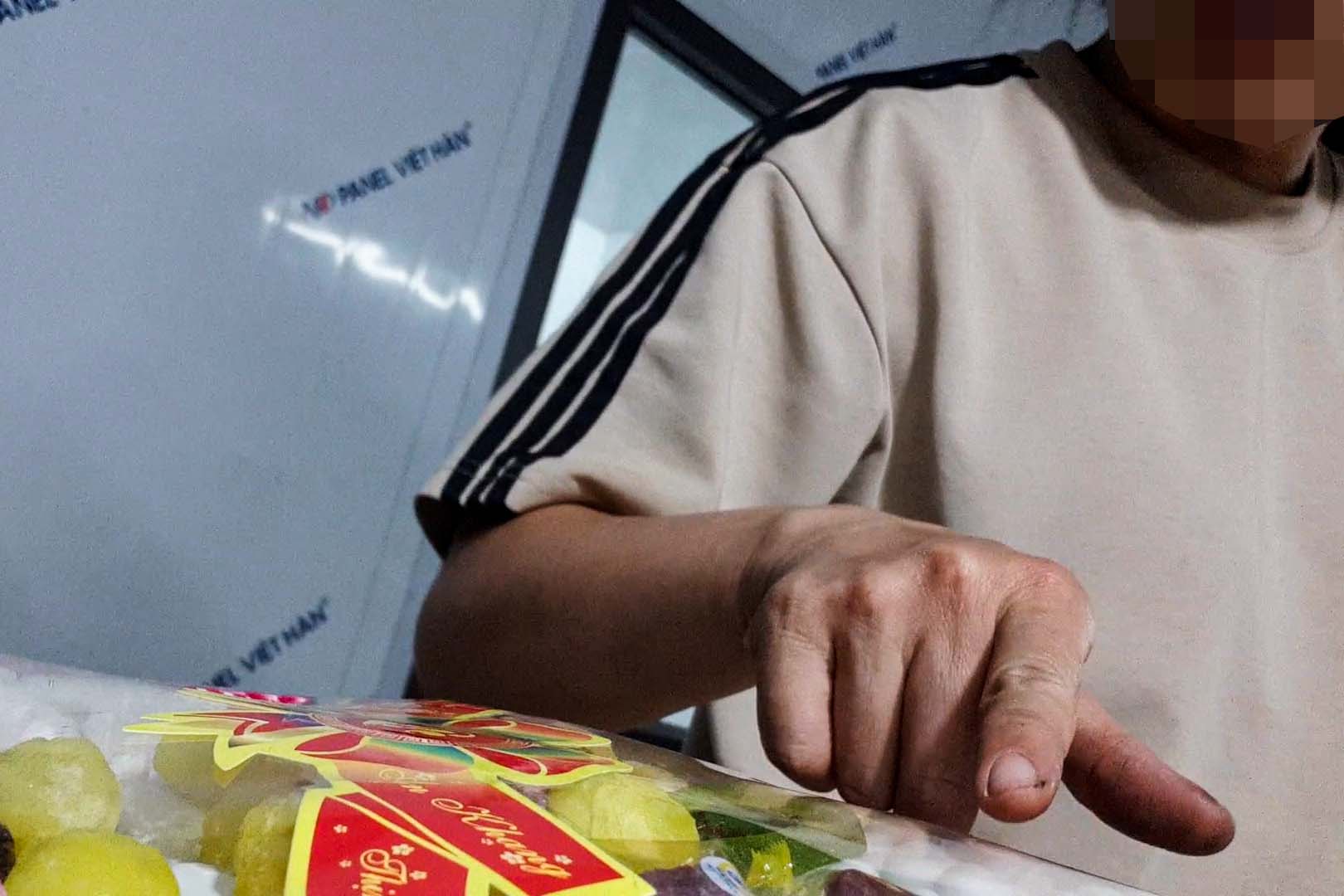 Người phụ nữ tự xưng là chủ kho hàng giới thiệu nhiều dòng sản phẩm mứt Tết đã được đóng hộp hoàn chỉnh để chuẩn bị đưa vào thị trường. Ảnh: NHÓM PV