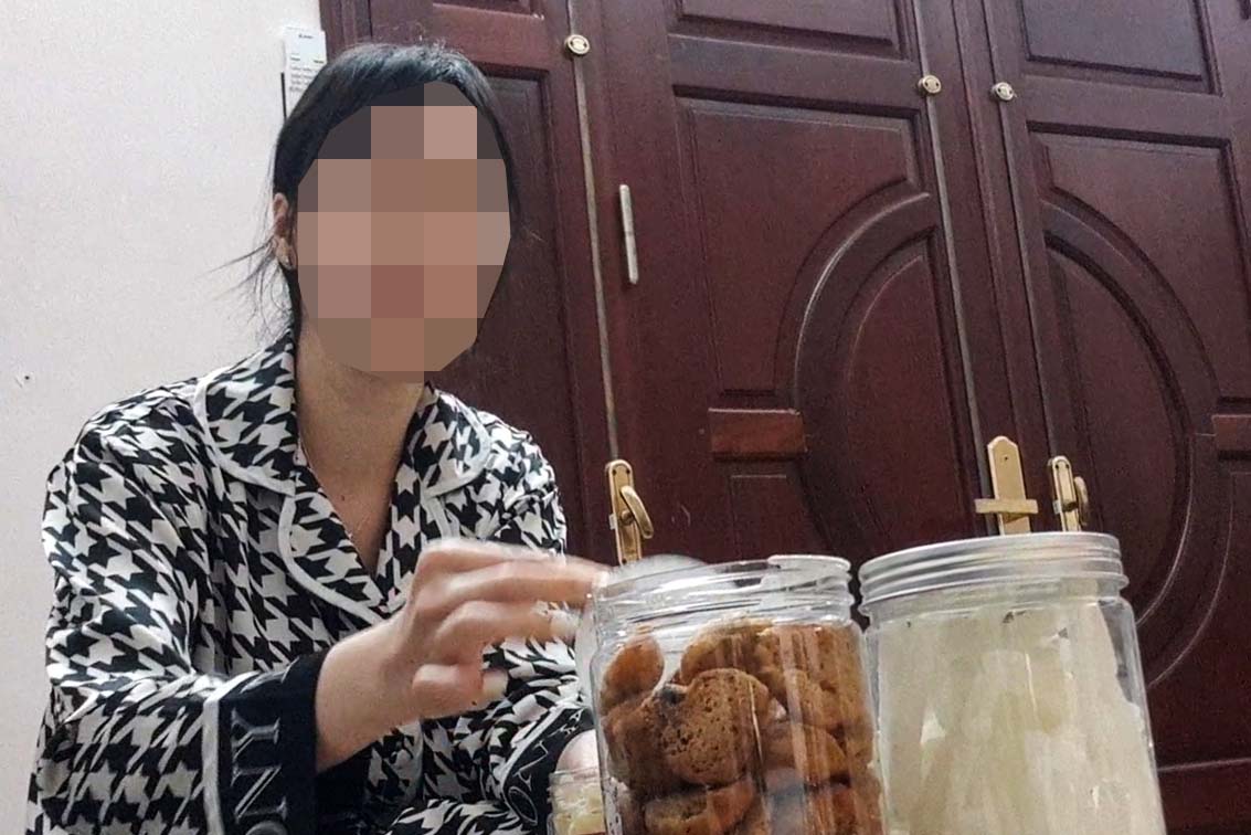 Thư trong cuộc trao đổi và giới thiệu sản phẩm với phóng viên. Ảnh: NHÓM PV