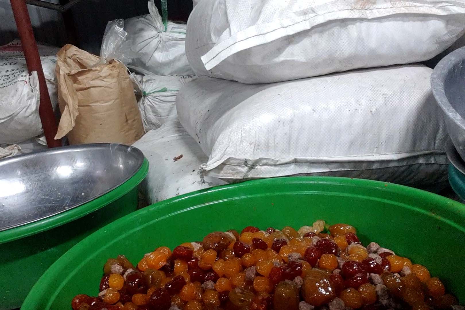 Nhiều loại ô mai được đổ chung vào trong xô nhựa trước khi được nhận viên đóng gói. Ảnh: NHÓM PV