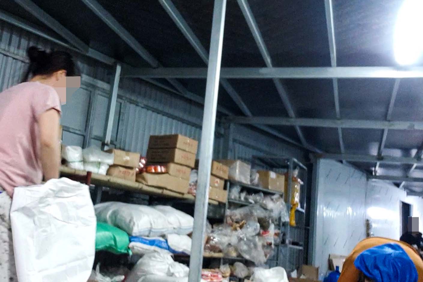 Người phụ nữ dẫn phóng viên vào kho hàng mứt Tết. Ảnh: NHÓM PV