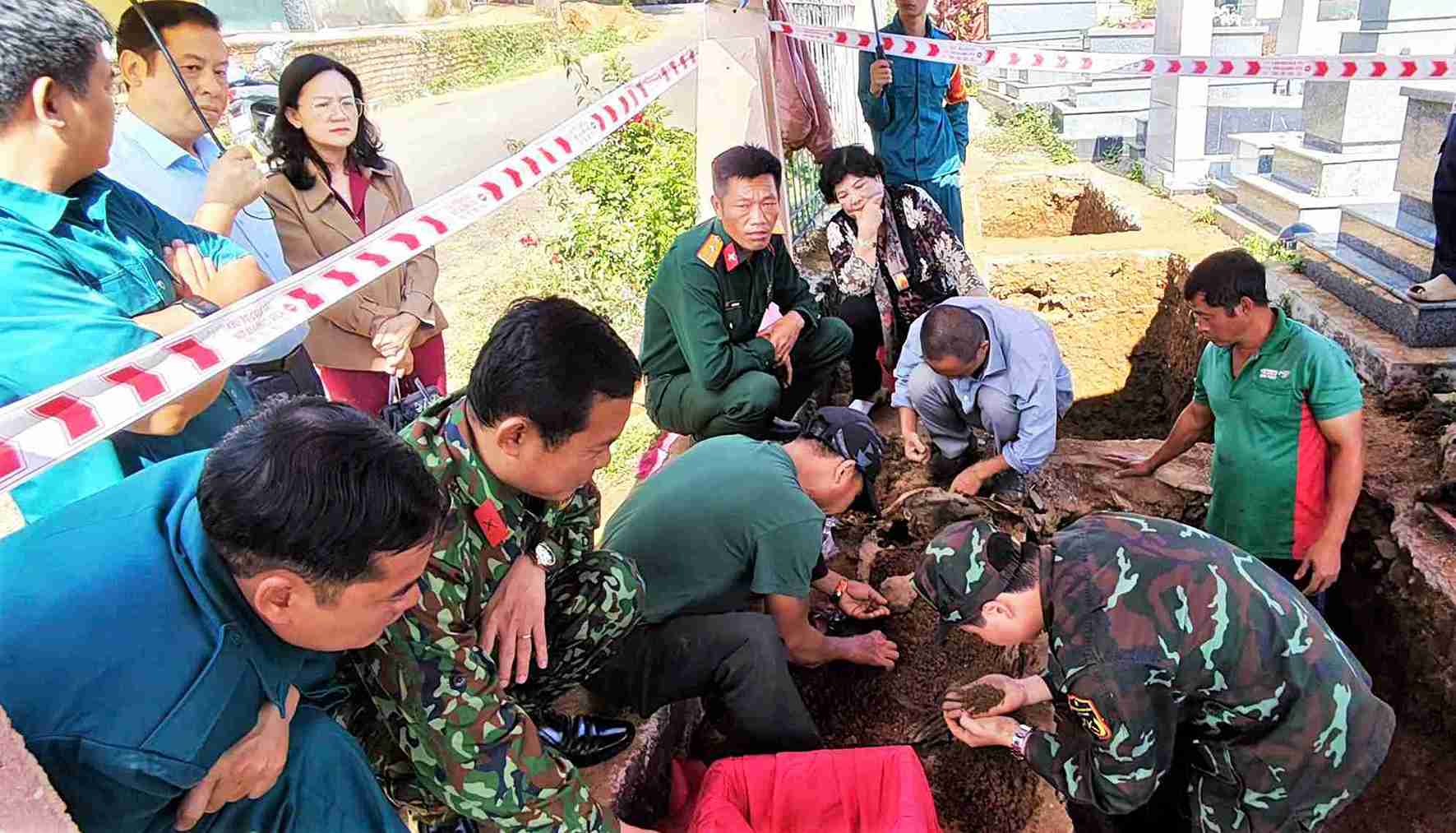 Luc luong chuc nang tinh Lam Dong to chuc quy tap hai cot nghi liet si vua duoc phat hien. Anh: Phuc Khanh 