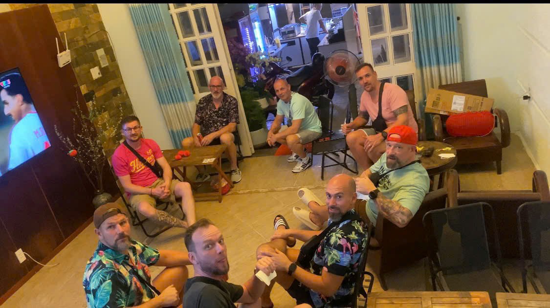 Foreign tourists watched the U23 Vietnam match, immersing themselves in the exciting and emotional cheering atmosphere at a small restaurant in Ho Chi Minh City. Photo: Character provided.