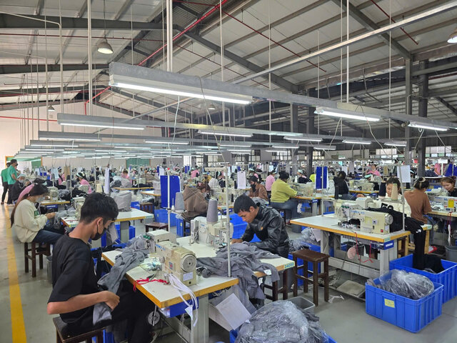 Union members and workers of First Team Vietnam Garment Co., Ltd. Branch (Loc Son Industrial Park, Lam Dong province) compete in "Good Labor, Creative Labor" to celebrate the 14th Party Congress. Photo: Lam Duc