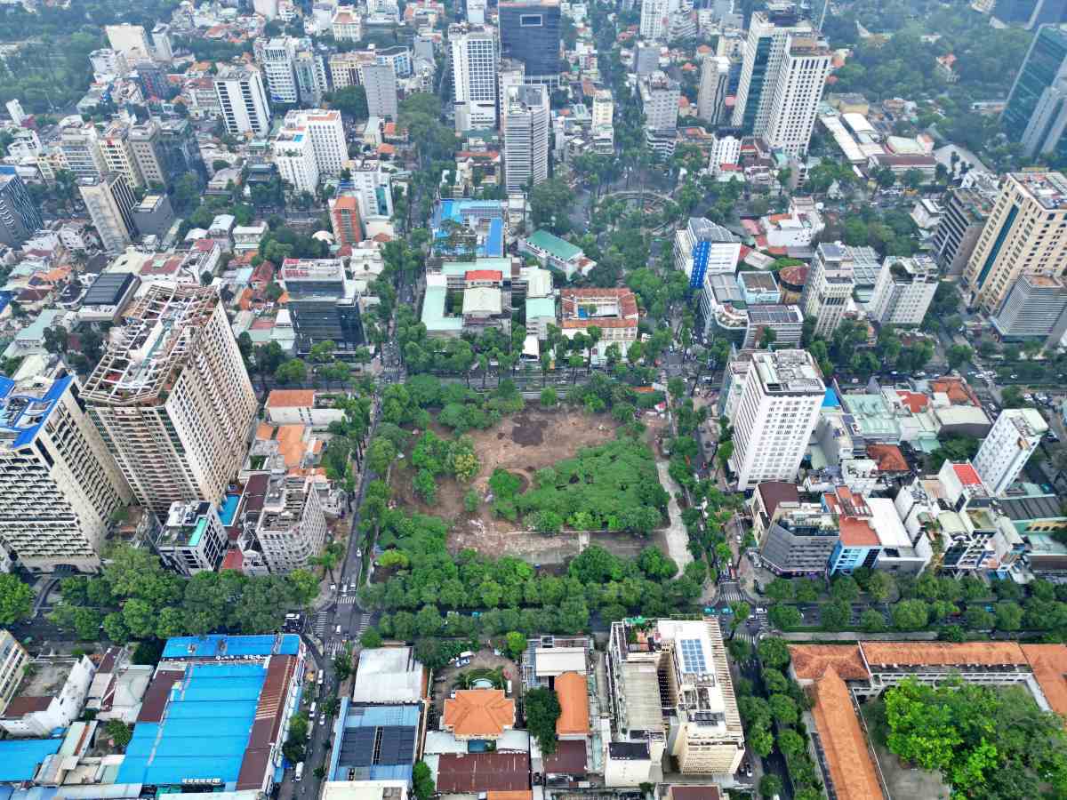 9 khu dat vang bo hoang nhieu nam duoc thi cong, don dep lam vuon hoa, cong viec phuc vu nguoi dan vui Tet Nguyen dan. Anh: Anh Tu 