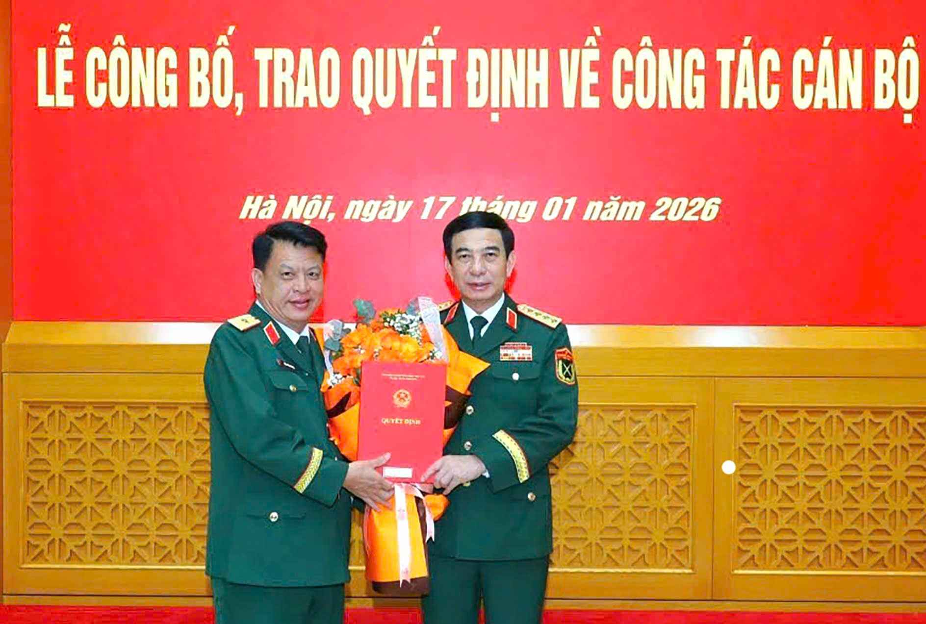 General Phan Van Giang, Member of the Politburo, Minister of National Defense (right) presents the decision to confer the rank of Major General on Commander of Lam Dong Provincial Military Command Dinh Hong Tieng. Photo: Command provided