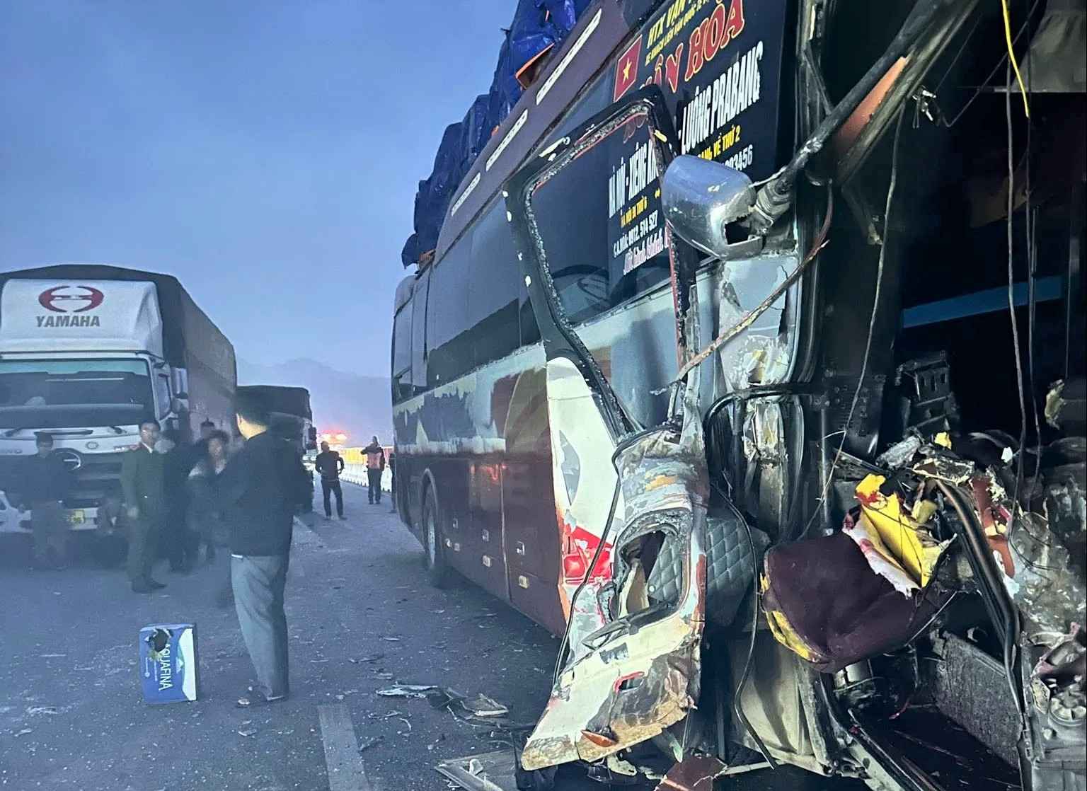 Scene of a chain traffic accident on the North-South Expressway section passing through Nghe An, killing 1 person and damaging many vehicles. Photo: Hoang Pham