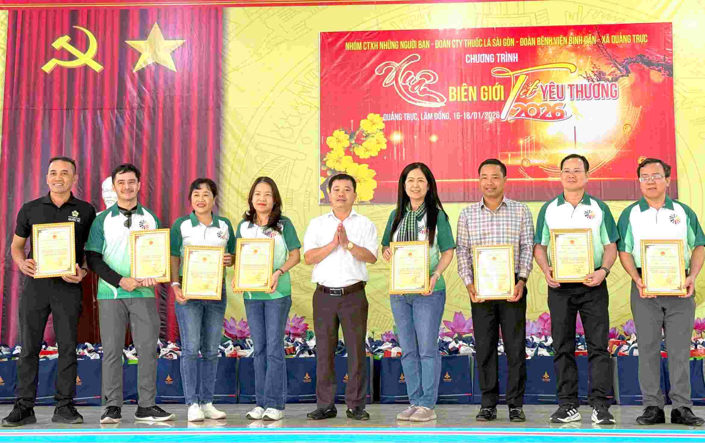 Lanh dao UBND xa Quang Truc cam on nhung tinh cam tot dep cua doan cong tac doi voi nguoi dan dia phuong. Anh: Hong Hoa