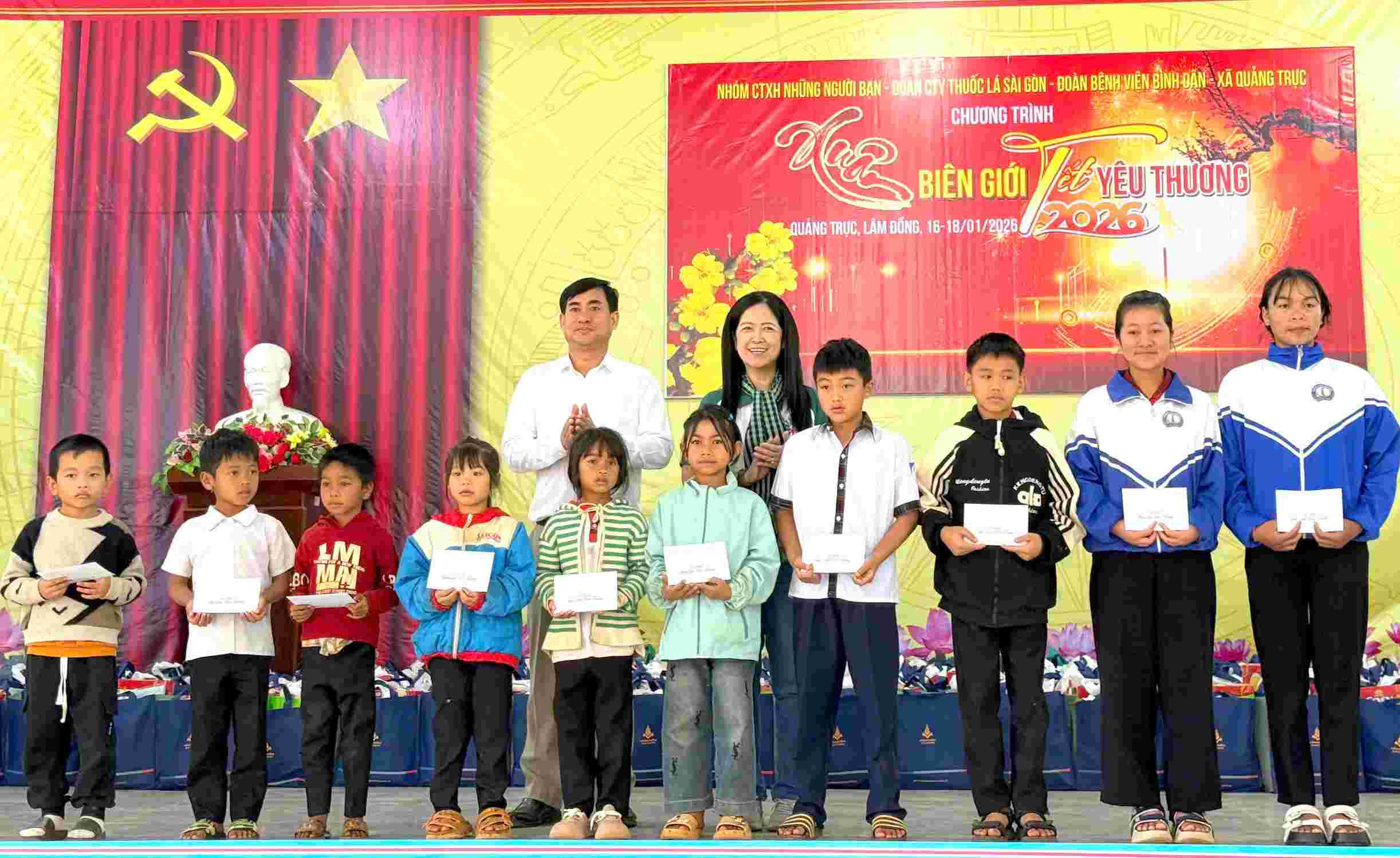 Ms. Nguyen Dinh Loan Phuong - Deputy Director of Saigon Tobacco Company and Mr. Nguyen Van Anh - Chairman of Quang Truc Commune People's Committee present gifts to students. Photo: Hong Hoa
