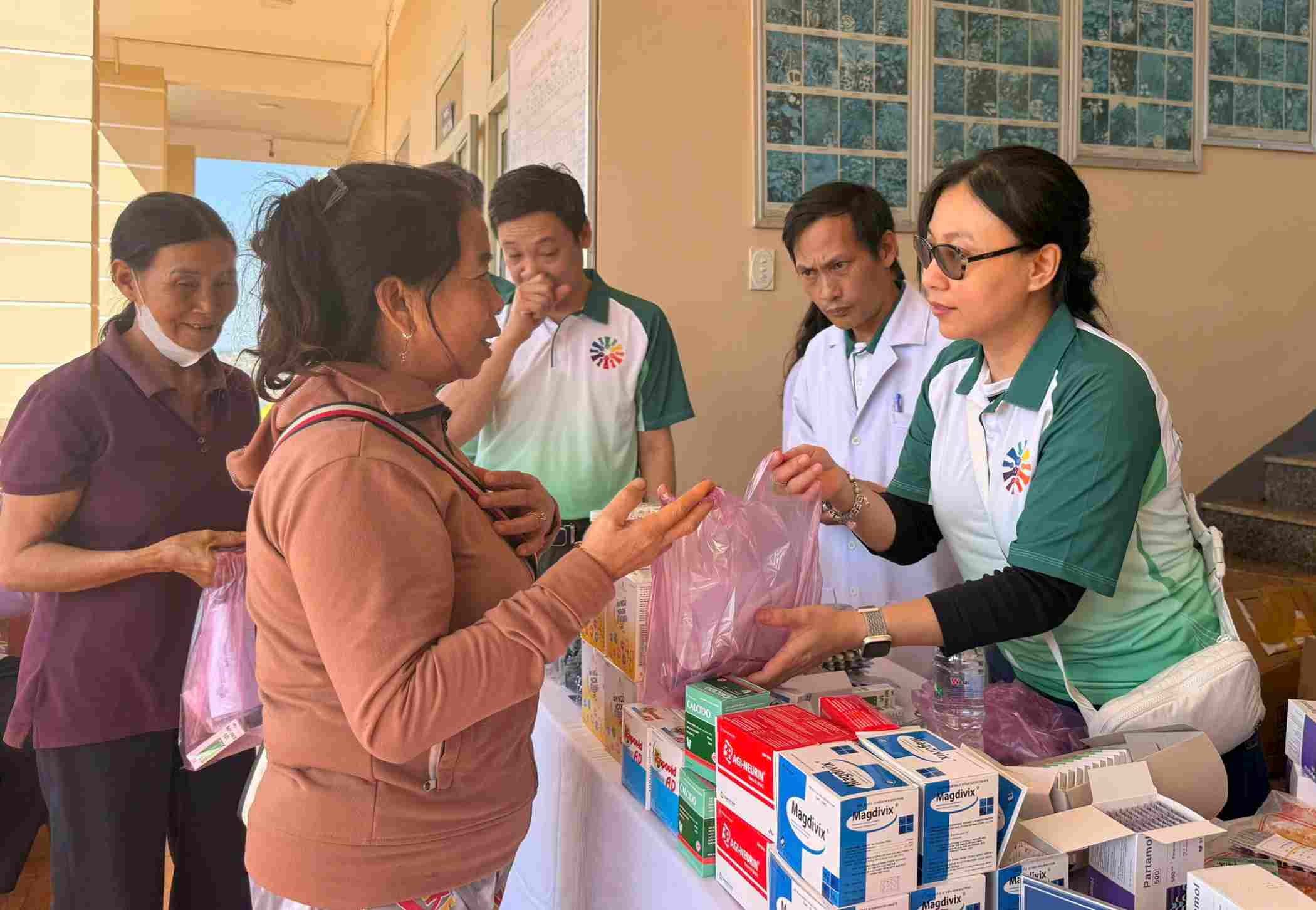 Ban to chuc chuong trinh “Xuan bien gioi - Tet yeu thuong” kham benh, phat thuoc mien phi cho nguoi dan xa Quang Truc. Anh: Hong Hoa