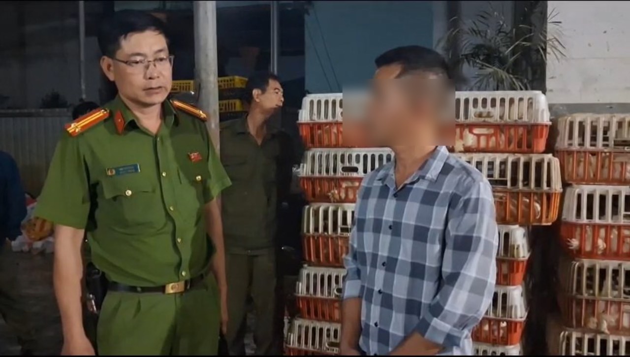 Công an phường Trung An làm việc cơ sở giết mổ động vật của ông Nguyễn Văn Phong. Ảnh: Công an tỉnh Đồng Tháp