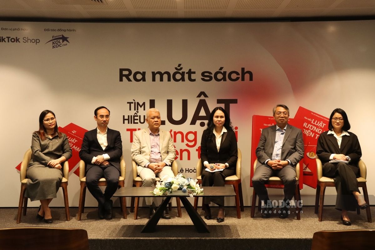 Cac dai bieu lang nghe nhung thac mac tu doanh nghiep, ho kinh doanh, nguoi ban hang tai phien toa dam “Hieu dung - Lam hay“. Anh: Thanh Binh  