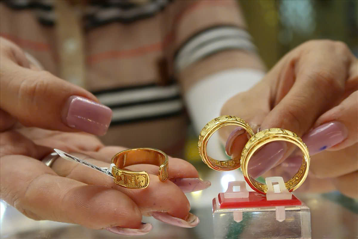 Vang mieng va vang nhan kho mua, nguoi dan TPHCM chuyen sang mua vang nu trang. Anh: Ha May 