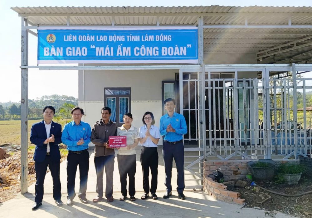 Ong Phan Thanh Thai - Pho Chu tich Lien doan Lao dong tinh Lam Dong trao “Mai am Cong doan” cho gia dinh doan vien. Anh: Quang Hung