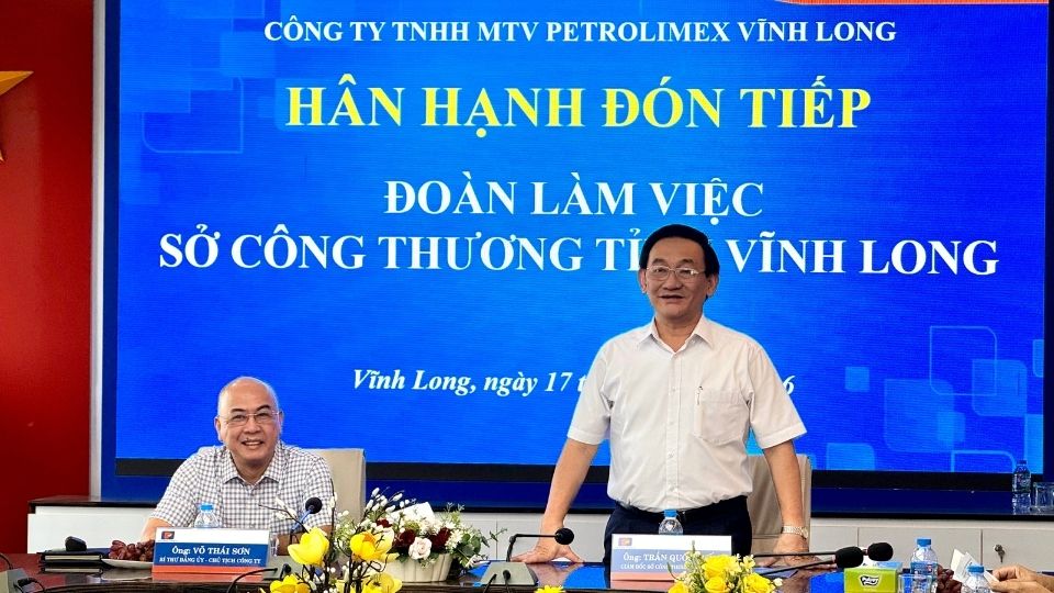 Ong Tran Quoc Tuan – Giam doc So Cong Thuong tinh Vinh Long phat bieu tai, lam viec voi cac doanh nghiep cung ung xang dau, khi dau mo hoa long phuc vu dip Tet Nguyen dan. Anh: Hoang Loc