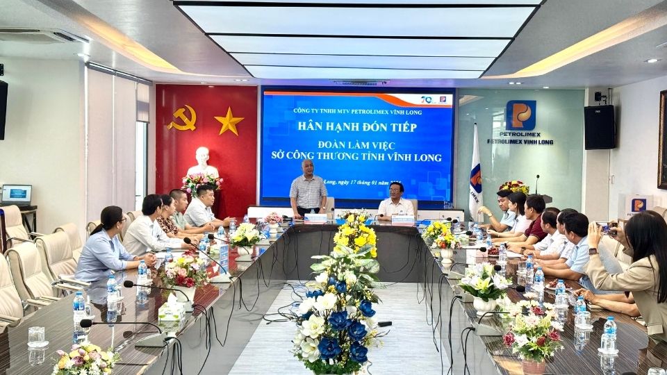 Overview of the working session on market stabilization during Tet in Vinh Long. Photo: Hoang Loc