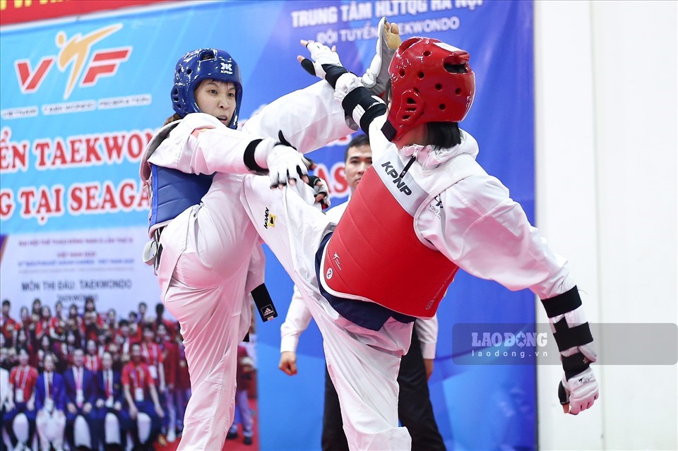 La luchadora de taekwondo Truong Thi Kim Tuyen (azul) se retira de la seleccion nacional despues de los SEA Games 33. Foto: Minh Quan