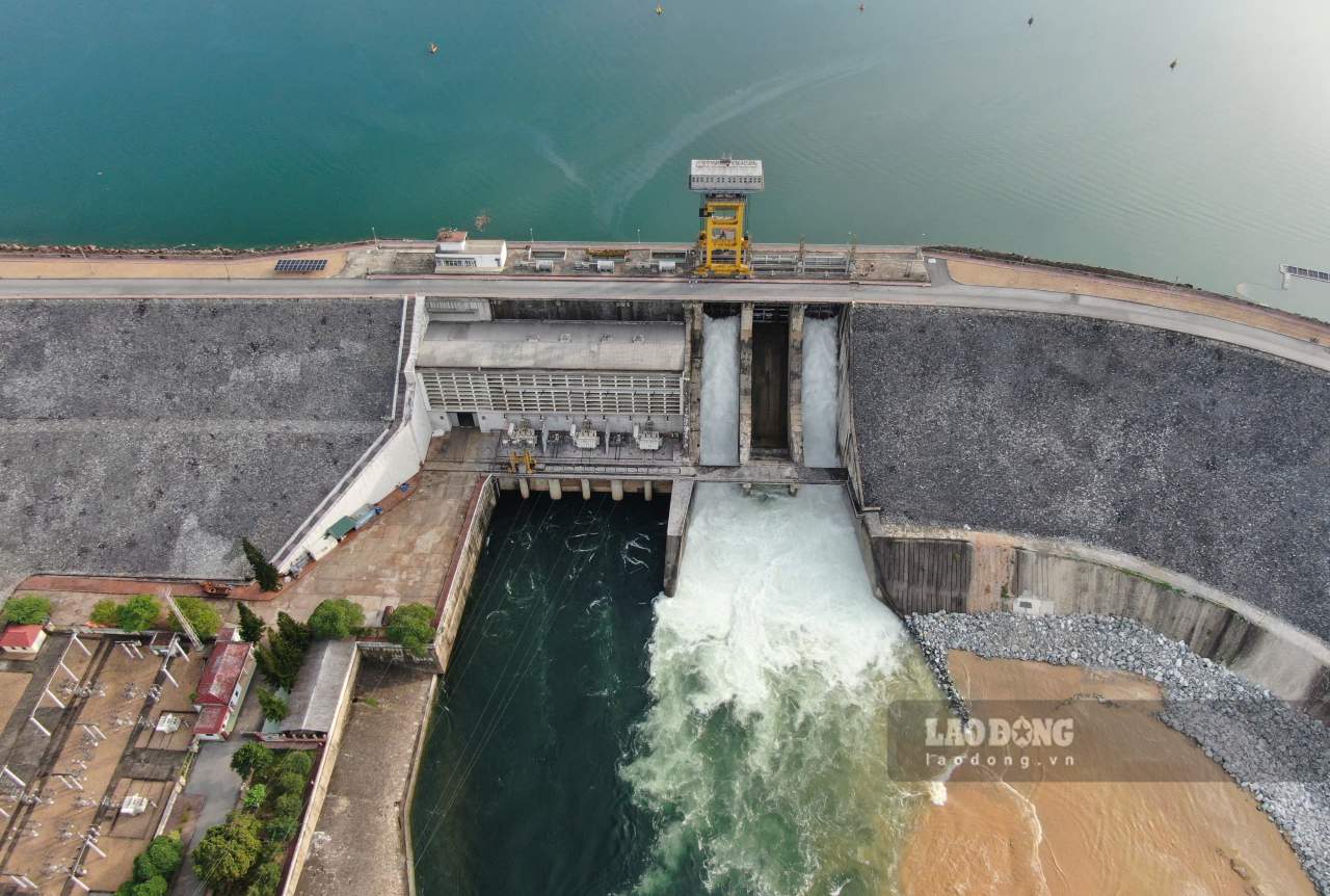 Hinh anh thuy dien Thac Ba xa lu 