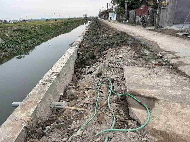 Hưng Yên: Dự án giao thông bị phản ánh nền đường đắp bằng đất bùn lẫn rác